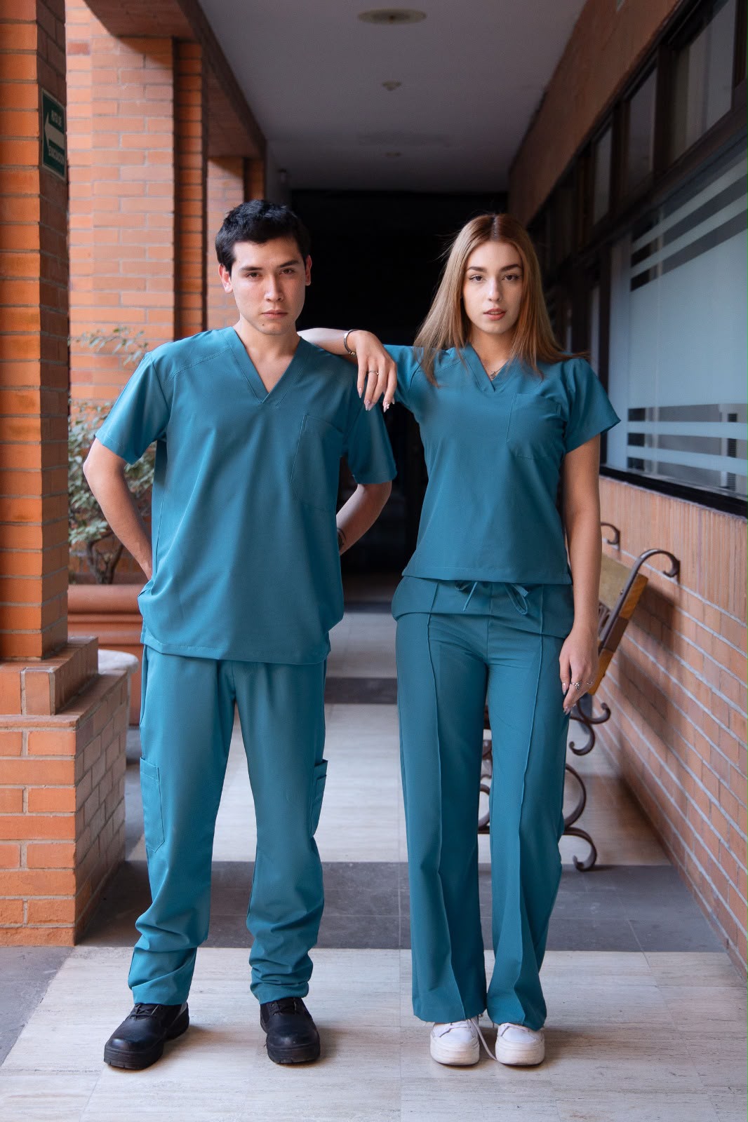 Profesionales de la salud con scrubs Pulsalab